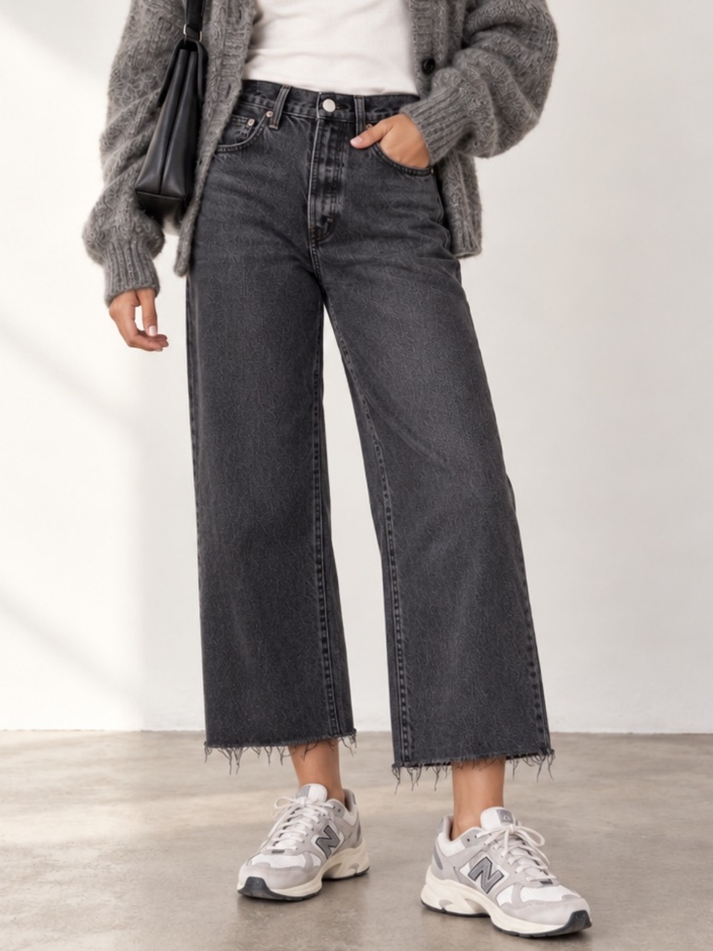 Aritzia Denim Forum The Farrah High Rise Wide Leg Jeans Cropped Black Raw Hem 25